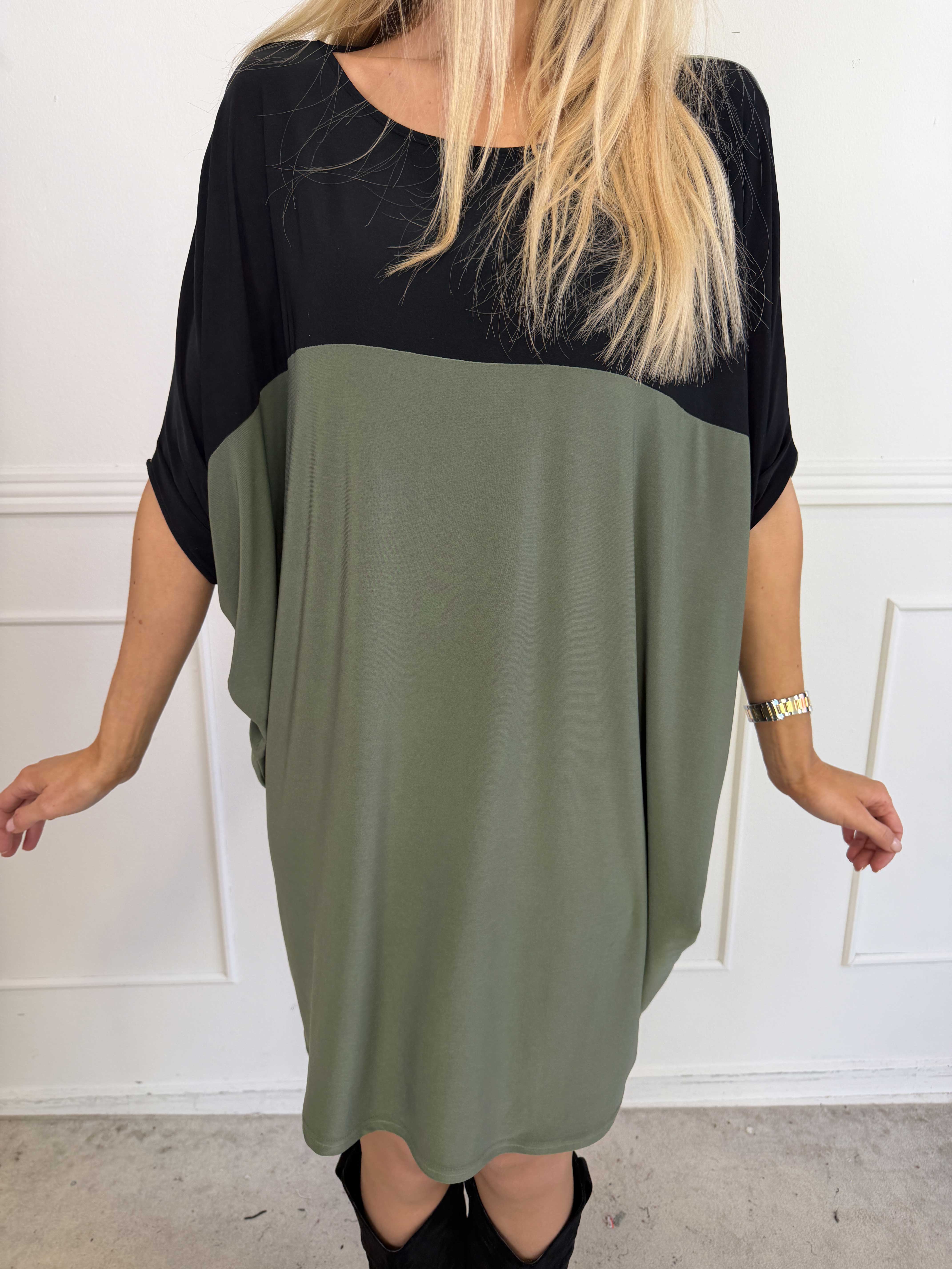 Spencer - Elastisk tofarvet tunikakjole med flagermusærmer